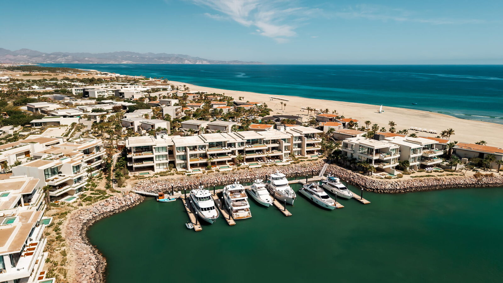 Vista aérea de la marina y la playa de Costa Palmas