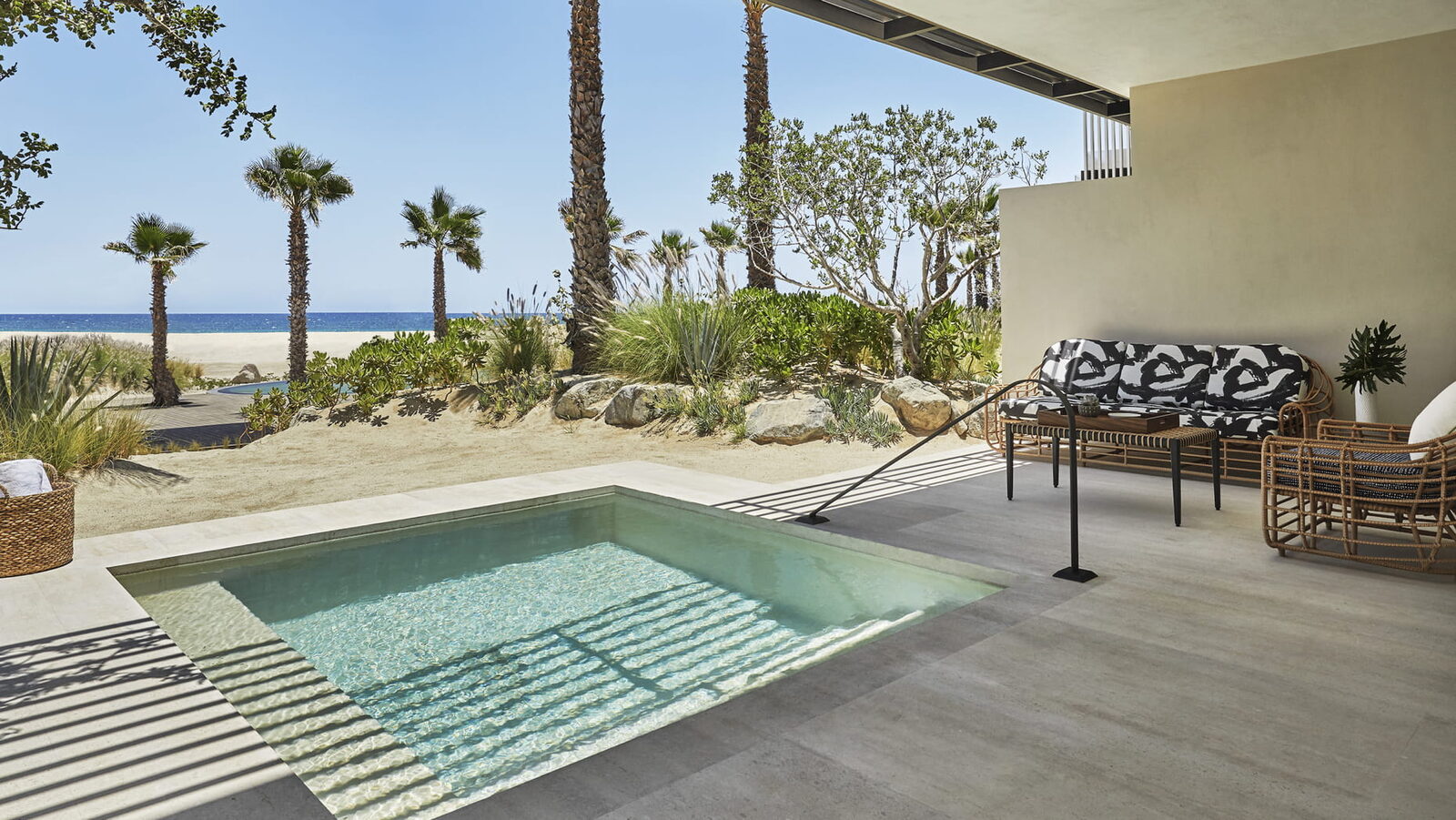 Terraza privada con alberca y palmeras