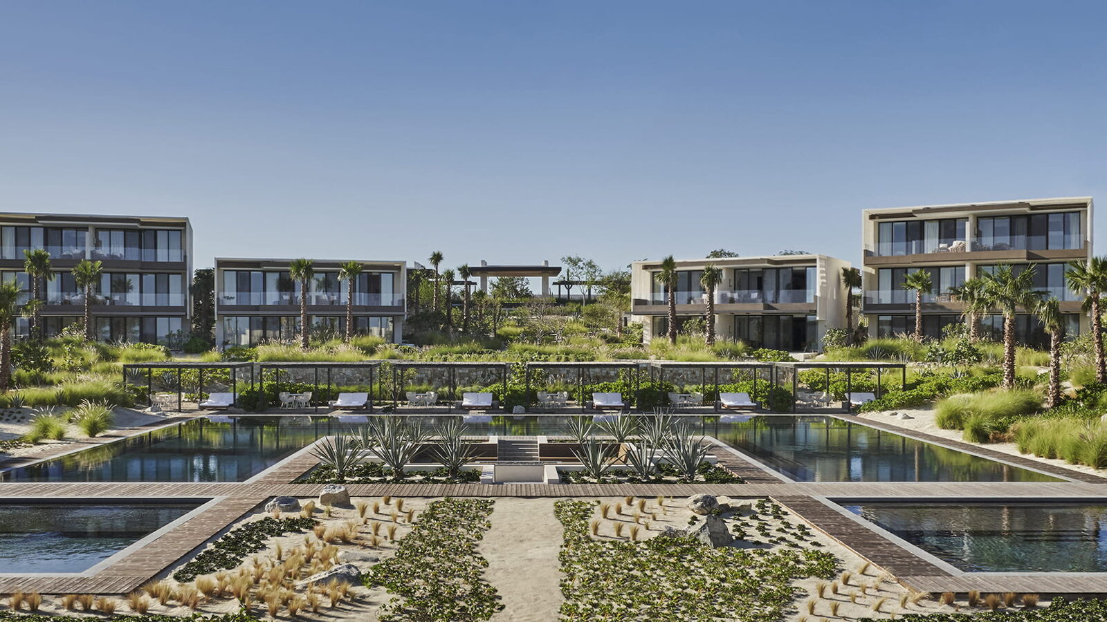 Arquitectura del resort con espejos de agua